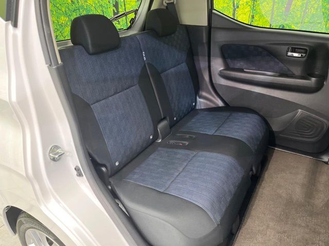 後部座席も気になるようなキズ・汚れやへたり等、大きなダメージはなく、良好な状態です。