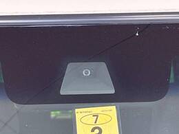 【ホンダセンシング】走行中に前方の車両等を認識し、衝突しそうな時は警報とブレーキで衝突回避と被害軽減をアシスト。より安全にドライブをお楽しみいただけます。