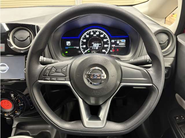 【純正ステアリング】手にしっかり馴染みとても運転しやすいハンドルです。ハンドルを握った感触も良くフィットします。