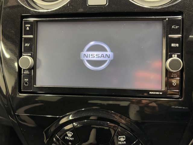 【純正SDナビ】ナビ利用時のマップ表示は見やすく、純正品ならではの一体感のある内装になります。いつものドライブがグッと楽しくなります！