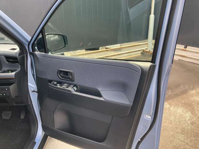 乗り降りで多く使用する運転席ドアですが、目立った傷や汚れもなく綺麗です！