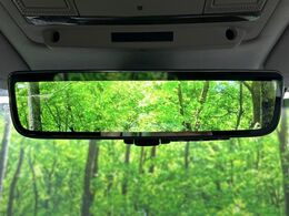 クリアサイトルームミラー　ランドローバー初採用のテクノロジー。車体に装備したカメラによる後方映像がルームミラーに映し出されます。車両後方の様子をはっきりと確認できます。