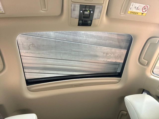 【サンルーフ】開放感たっぷりの希少装備、サンルーフが装着されています！車内に明かりを取り入れたり景色を楽しむ以外にも、車内の空気も簡単に換気できて快適です！