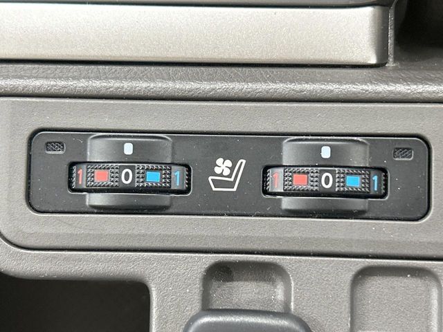 【シートベンチレーション】夏場は涼しい風でお尻や背中の熱やムレを防ぎ、冬はエアコンよりも早く温まってポカポカに！季節を問わず快適に過ごせます。