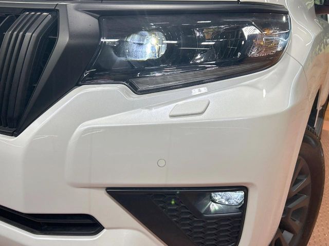 【LEDヘッドライト】悪天候や夜間走行時も良好な視界を確保し安心して運転できる高輝度LEDヘッドライトを装備！点灯速度が早く、消費電力も抑えられています。