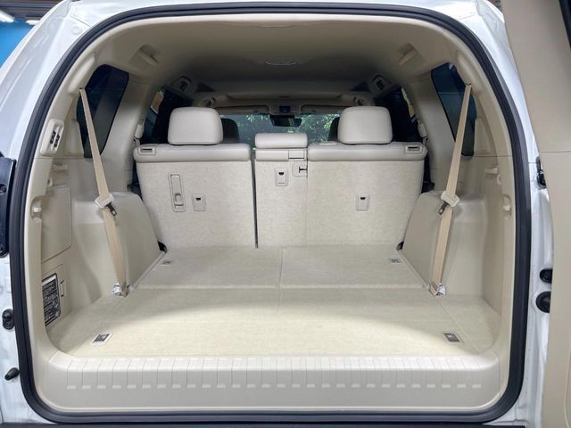 後席を格納すると、これだけの広さが！シーンに合わせたシートアレンジで、大きな荷物も積むことが出来ます♪