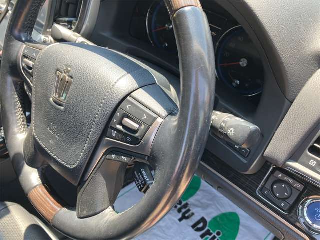 ハンドルにスレや汚れなどございません。運転中は常に触れる部分なので要チェックですね。