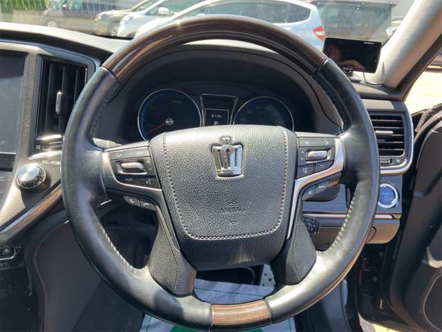 ハンドルにスレや汚れなどございません。運転中は常に触れる部分なので要チェックですね。