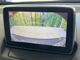 【バックカメラ】駐車時に後方がリアルタイム映像で確認できます。大型商業施設や立体駐車場での駐車時や、夜間のバック時に大活躍！運転スキルに関わらず、今や必須となった装備のひとつです！