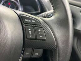 【マツダ・レーダークルーズコントロール】高速道路での長距離走行が楽に！自動で速度を保つクルーズコントロールが、衝突軽減システムと連携し、前方の車両を感知して車間を保つように速度調節してくれます！！