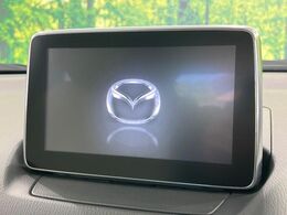 【マツダコネクトナビ】車内の雰囲気にマッチした一体型タイプのナビ。各種車輌設定やBluetooth再生等、様々な機能が楽しめます。直感的なダイヤル操作が可能で、使い勝手も良好です。