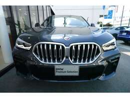 BMWの代名詞の【キドニーグリル】グリルが腎臓のように見えるので【キドニー】と呼ばれるようになりました。一目見ただけでBMWであると認識できる確固たるアイコンとして存在感を放ちます。