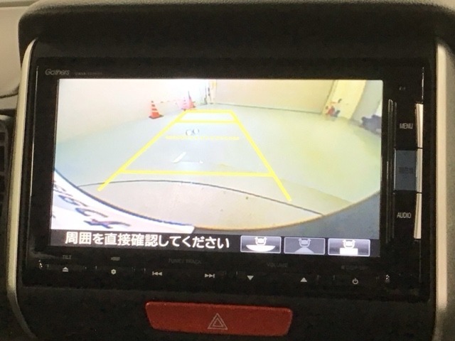リバースギアに入れるだけで後方の表示へ切り替わります。夜間や雨の日の駐車も楽になりますよ。