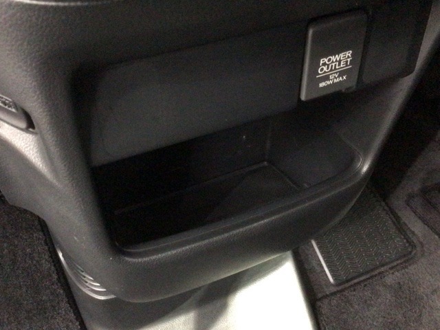 運転席、助手席間には小物入れがあります。