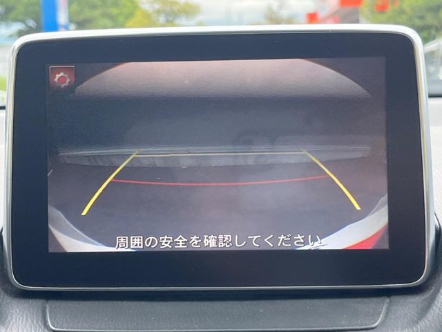 【バックカメラ】駐車時に後方がリアルタイム映像で確認できます。大型商業施設や立体駐車場での駐車時や、夜間のバック時に大活躍！運転スキルに関わらず、今や必須となった装備のひとつです！