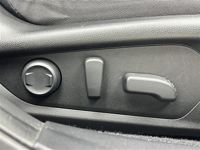 【パワーシート（電動シート）】シートを電動で、前後にスライドまたは上下の高さなどを調整することができます！細かい操作もスイッチ一つでできるので、とても便利です！