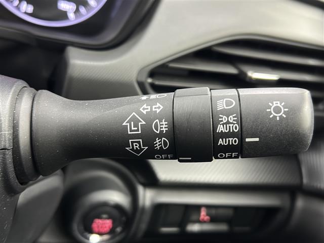 【オートライト（AUTO）】外の明るさをシステムが感知して、自動でヘッドライトが点灯します！ヘッドライトをつけ忘れを防ぐ便利機能です。