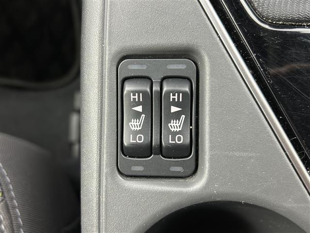 【シートヒーター】シートを温めてくれる暖房機器です！長時間座っていると負担が掛かりやすい背中や腰、または冬場などの寒い日に冷えやすい脚部に快適なぬくもりを伝えます。