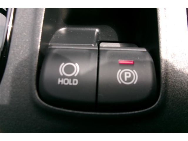 「P」ポジションに入れると自動で作動。「HOLD」スイッチを押し、システムONの状態にしておくことで、渋滞や信号待ちなどでブレーキを踏んで停車したときにブレーキを保持。アクセルを踏むと解除。