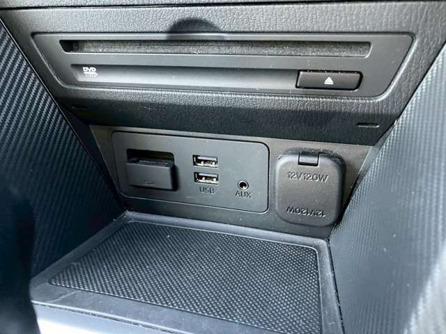 CD/DVD再生/USB/AUX挿入口