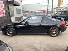 足回り系はセクション製フルタップ車高調（減衰力調整式）、直巻スプリング、強化アッパーマウント。街乗りにも適した足回りセッティングです。純正リアトランクスポイラー付きです。