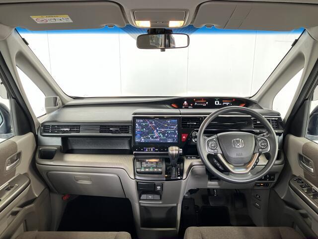 開放的な前方視界！運転がしやすく疲れにくいです♪窓が大きく、見通しがとっても良いおクルマですよ♪