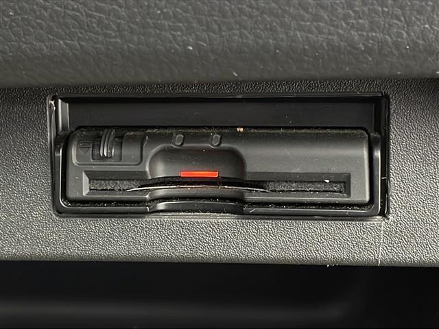 【ETC】有料道路を利用する際に料金所で停止することなく通過できる、ETC車載器（ノンストップ自動料金収受システム機器）が装備されています。セットアップを行うことで利用可能になります。