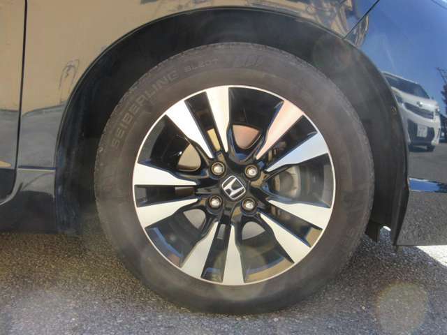 お車の知識がなくても大丈夫です！お車に詳しい専門スタッフが丁寧親切にご説明させていただきますのでお気軽にご質問下さい！