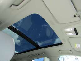 屋根一面まるごととも言える特大サイズのチルトアップ機構付電動パノラマ・ガラス・サンルーフ。晴天時はもちろん、雨天・曇天時にもシェードを開けることで常に開放的な車内空間を実現させてくれます。