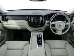 車内は、美しい仕上がりのインテリアが清々しくも落ち着いた雰囲気を醸し出し、独特の居心地のよさを感じさせる、まさにスカンジナビアン・デザインの傑作と呼ぶにふさわしい空間となっています。