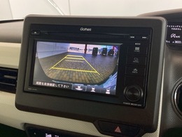 リバースギアに入れるだけで後方の表示へ切り替わります。夜間や雨の日の駐車も楽になりますよ。