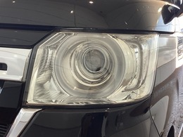 LEDヘッドライトは、点灯の瞬間から最大光量を発揮し、突然暗くなるトンネルなどでの安定感を高めます。