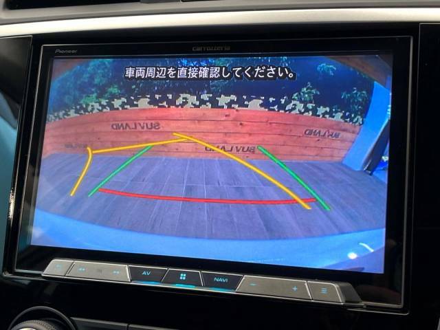 【バックカメラ】駐車時に後方がリアルタイム映像で確認できます。大型商業施設や立体駐車場での駐車時や、夜間のバック時に大活躍！運転スキルに関わらず、今や必須となった装備のひとつです！