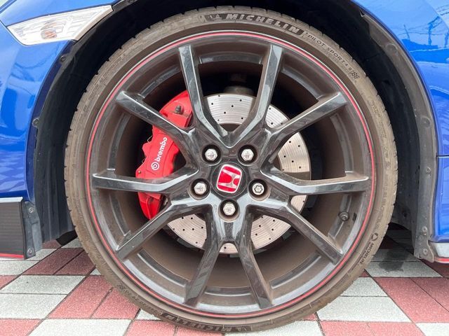 【ブレンボ製キャリパー】ハイパワー車両には強力なブレーキが必須！世界のスーパーカーにも採用されるイタリアの高級メーカー「ブレンボ」を装着！色鮮やかなキャリパーがスポーティな印象を引き立てます♪