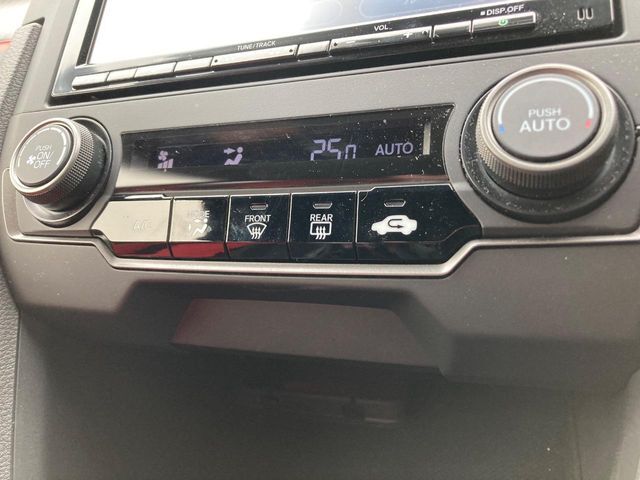 【オートエアコン】一度お好みの温度に設定すれば、車内の温度を検知し風量や温度を自動で調整。暑い…寒い…と何度もスイッチ操作をする必要はありません。快適な車内空間には必須の機能ですね♪