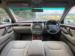 室内はタバコ臭などの気になるにおいはございません！メーカー純正ナビやクルーズコントロール、パワーシート、リア電動サンシェードなどのドライブ機能も備わっております