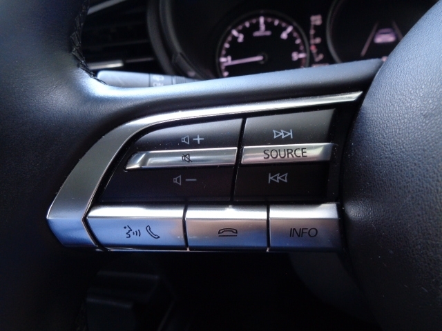 運転姿勢を崩さずにオーディオ操作が可能なステアリングオーディオスイッチ。Bluetooth接続でハンズフリー通話も可能です！