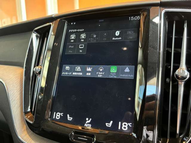 手持ちのiPhoneと接続することで、車内のディスプレイを使って音楽や通話、動画の視聴を楽しめます！Siriを介した音声コマンドで、便利に操作することもできます！
