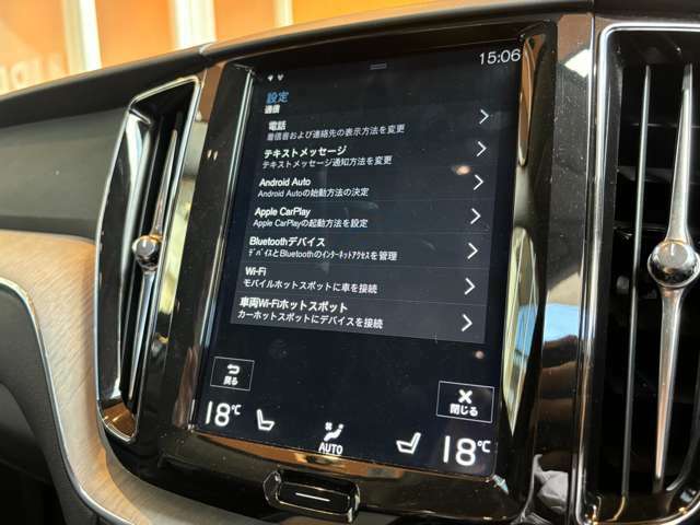手持ちのiPhoneと接続することで、車内のディスプレイを使って音楽や通話、動画の視聴を楽しめます！Siriを介した音声コマンドで、便利に操作することもできます！