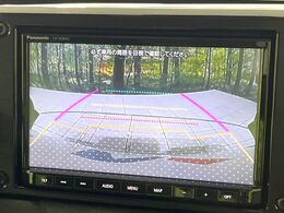 【バックカメラ】駐車時に後方がリアルタイム映像で確認できます。大型商業施設や立体駐車場での駐車時や、夜間のバック時に大活躍！運転スキルに関わらず、今や必須となった装備のひとつです！