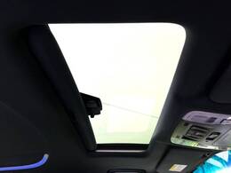 【サンルーフ】開放感たっぷりの希少装備、サンルーフが装着されています！車内に明かりを取り入れたり景色を楽しむ以外にも、車内の空気も簡単に換気できて快適です！
