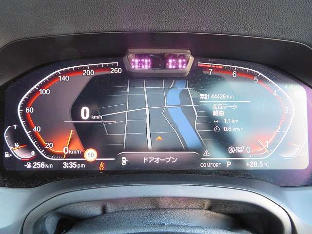 ◆インスツルメント・パネルのエレガントなデザインは、BMW特有の水平ラインで構成され、室内空間に端正な印象をもたらします。人間工学に基づいてレイアウトされた重要な操作系統は、直観的な操作が可能です◆