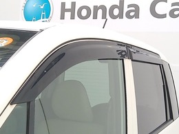 車内の空気の入れ替えだけでなく、雨天時の雨の入り込みや紫外線防止にも役立つドアバイザー装着済みです。
