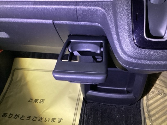 機能的なドリンクホルダー付き。