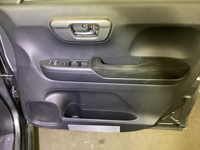 電動格納式リモコンドアミラーと、パワーウィンドウマスタースイッチ等は運転席ドアにあります。