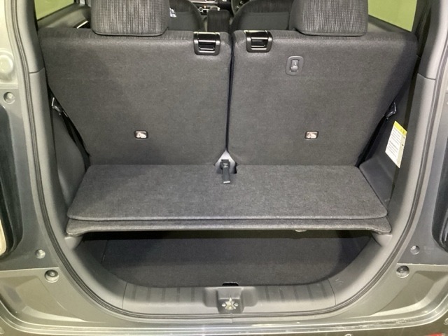 2段でも積める便利な荷室。備え付けのボードを使えば上下で積みわけができて便利です。