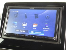 ナビゲーションはケンウッドメモリーナビ（MDV-D404BT）を装着しております。AM、FM、CD、DVD再生、Bluetooth、ワンセグTVがご使用いただけます。初めて訪れた場所でも安心ですね！