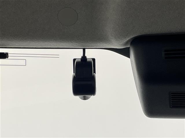 【ドライブレコーダー】映像・音声などの運転中の記録を残します。事故などを起こした起こされた時の証拠になりえますので、もしも時でも安心ですね。