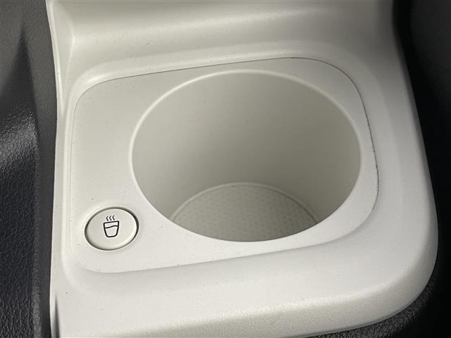 【ドリンクホルダー】長時間のドライブを快適に過ごすために、必須の車内アイテムですね。