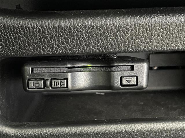 【ETC】有料道路を利用する際に料金所で停止することなく通過できる、ETC車載器（ノンストップ自動料金収受システム機器）が装備されています。セットアップを行うことで利用可能になります。